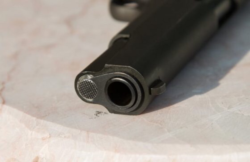 Criança de 3 anos é baleada após bandidos invadirem casa atirando