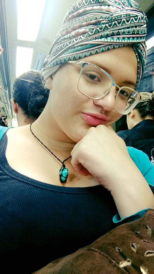 Jovem com câncer é acusada de apropriação por usar turbante e desabafa: ‘Uso o que quero’