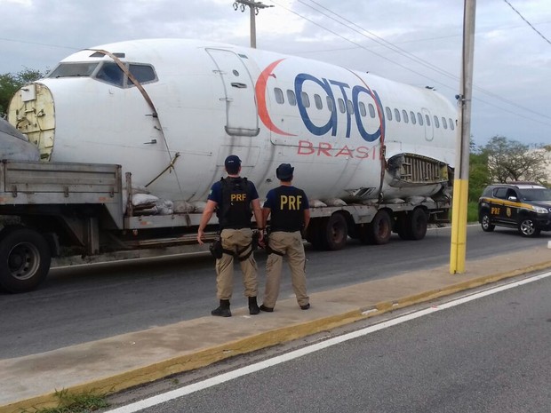 PRF multa caminhoneiro levando parte de avião boeing no Ceará