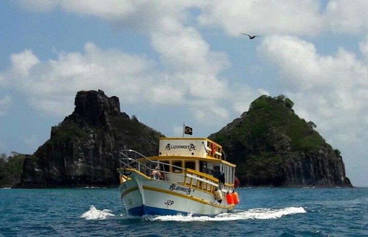 Barco de turismo naufraga em Fernando de Noronha