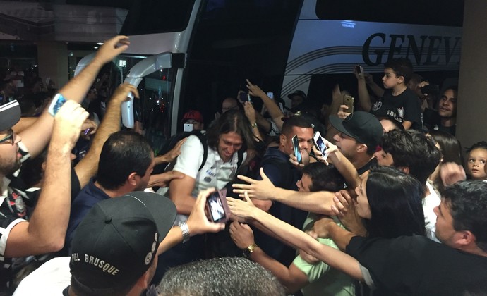 Com festa da torcida, Timão chega a Brusque para jogo da Copa do Brasil