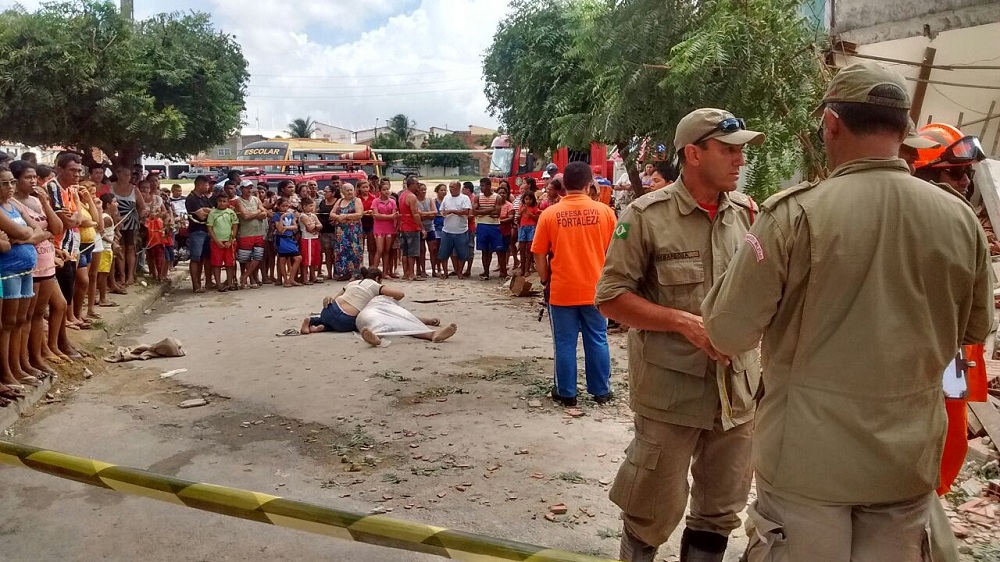 Triplex em construção desaba e mata jovem no Barroso