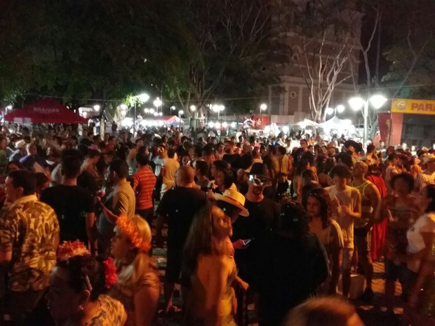 Irreverente, bloco Sanatório Geral atrai multidão no primeiro dia de Carnaval