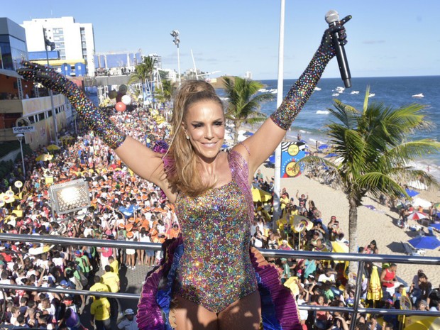 Ivete compra todo algodão doce  de vendedor e distribui para foliões