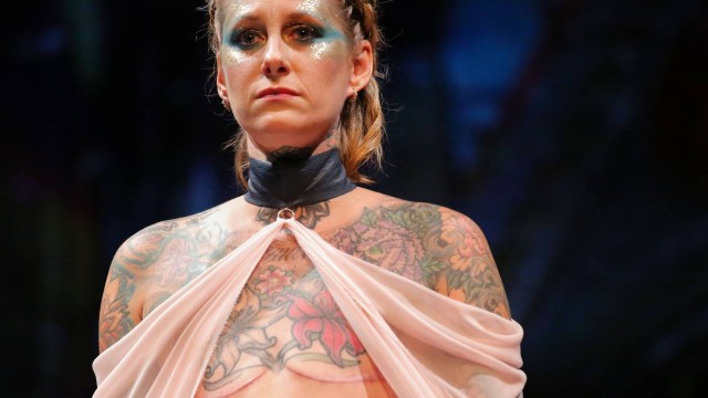 Mulheres com câncer de mama desfilam na Semana de Moda de Nova York