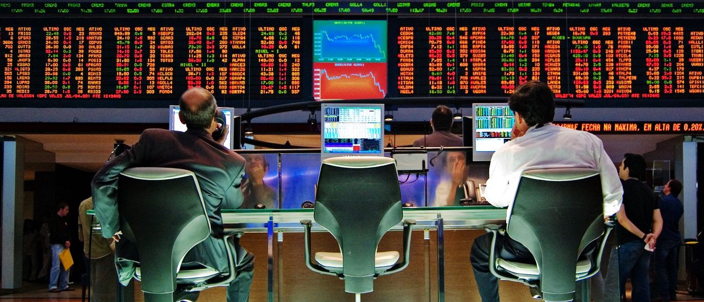 Com investidores preocupados, Ibovespa cai 1,5% e dólar sobe