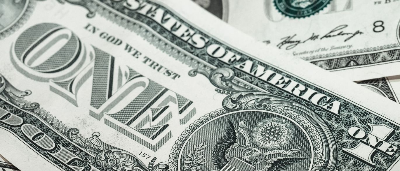 Dólar cai para R$ 3,05 e volta ao preço de 2015; Bolsa também recua