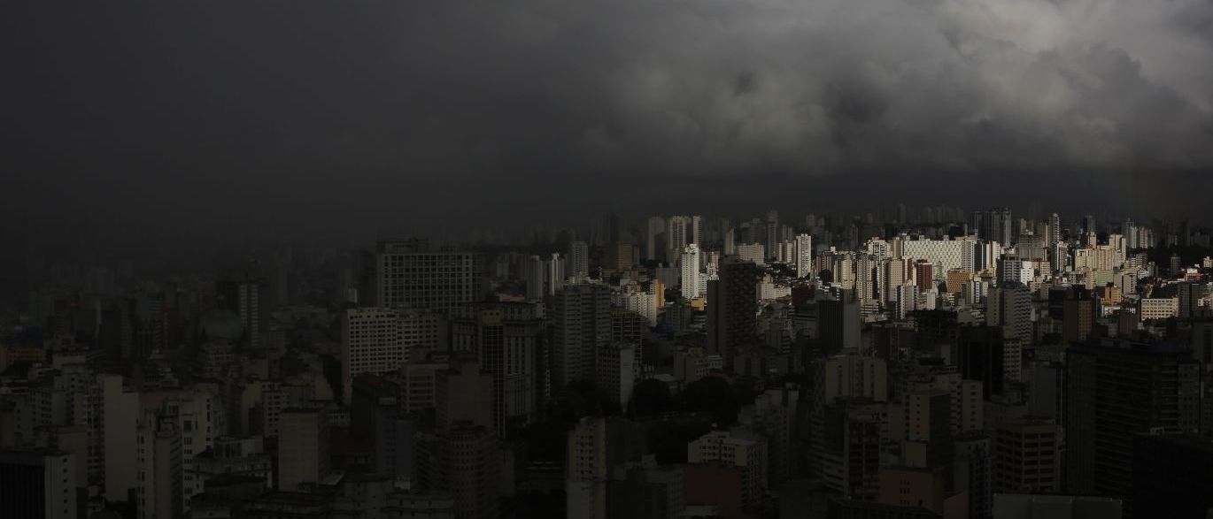 Chuva volta a provocar alagamentos e quedas de árvores em São Paulo