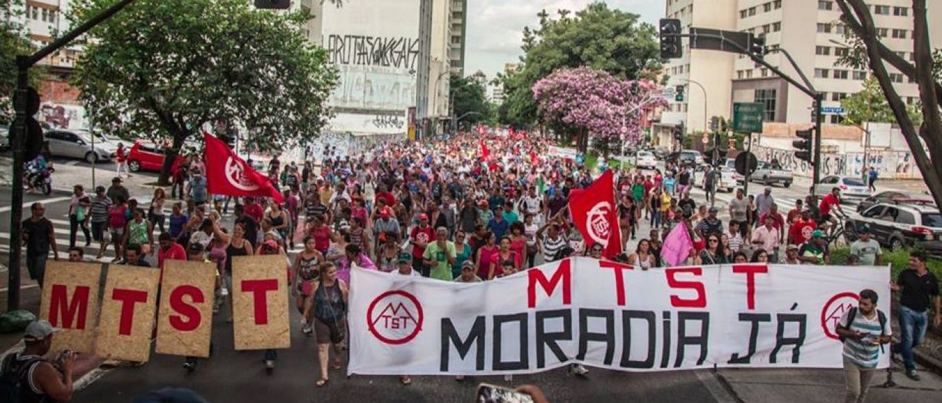 Militantes do MTST protestam contra mudanças no Minha Casa