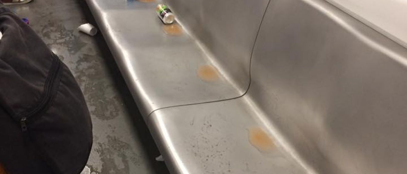 Internauta denuncia estado do metrô após blocos: ‘falta de respeito’