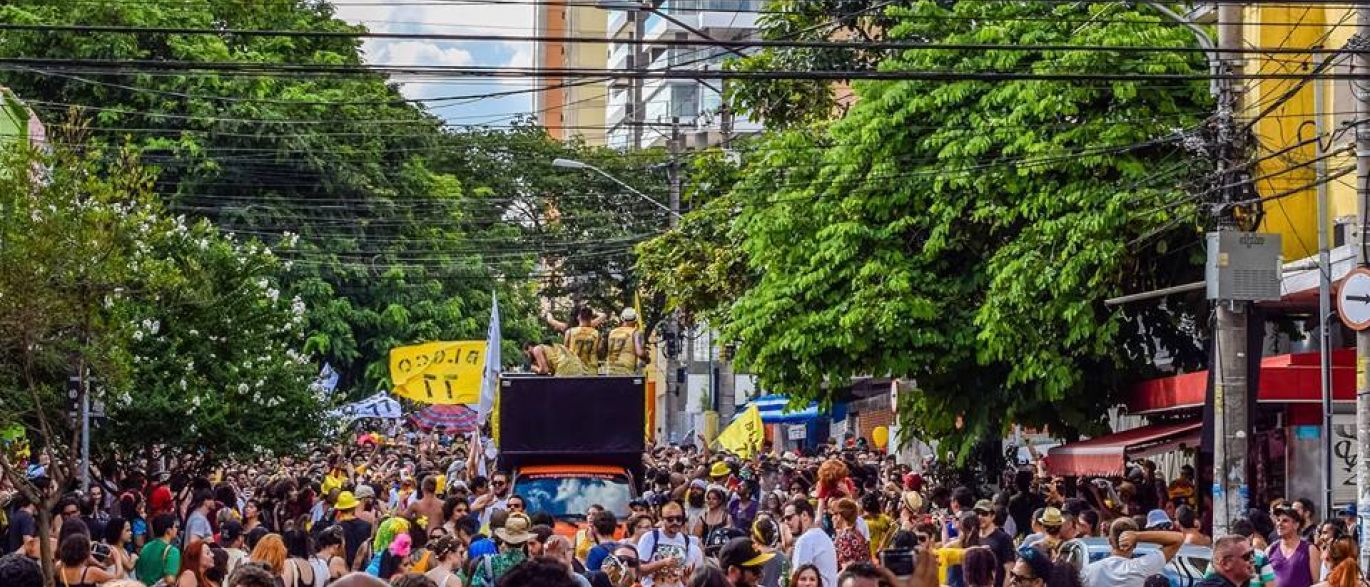 Homem é expulso de bloco em São Paulo por assediar mulheres