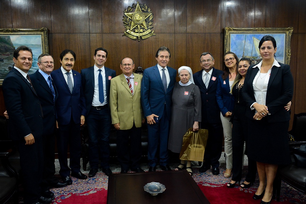 Eunício recebe comitiva de Barbalha e reforça luta pelos hospitais do município