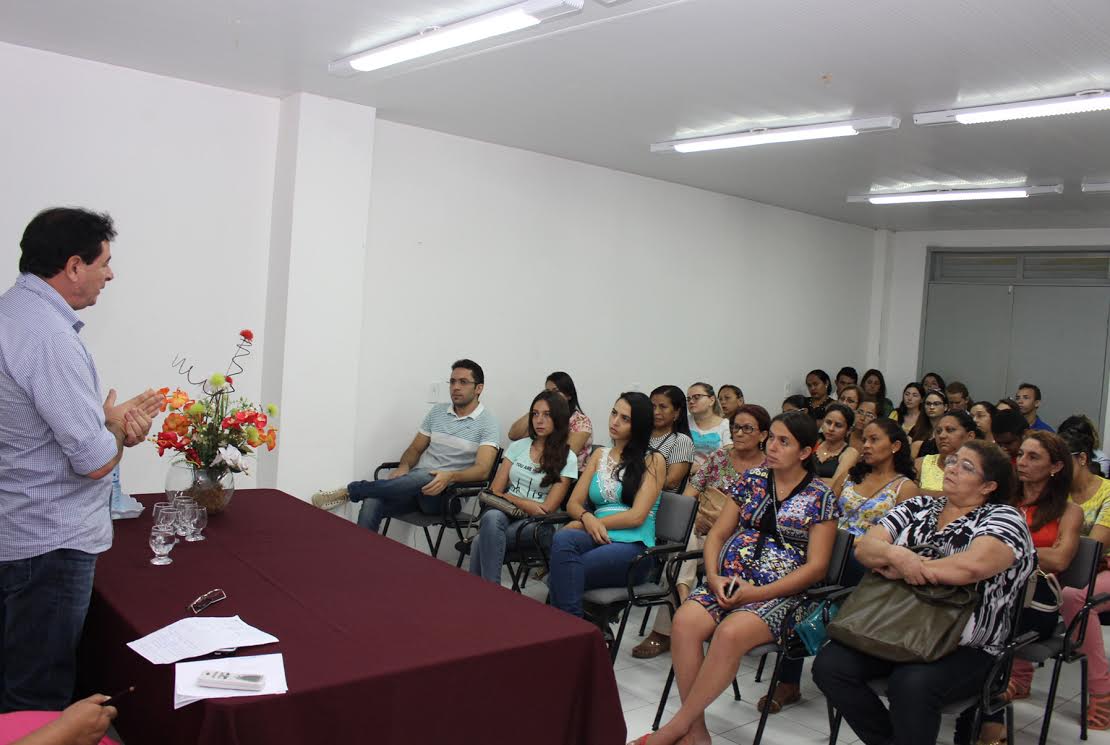 Várzea Alegre – Prefeito Zé Helder e secretário Ivo Leal fazem reunião com novos servidores da Saúde