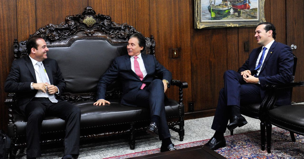 Eunício recebe a visita do prefeito de Lavras da Mangabeira, Ildsser Alencar