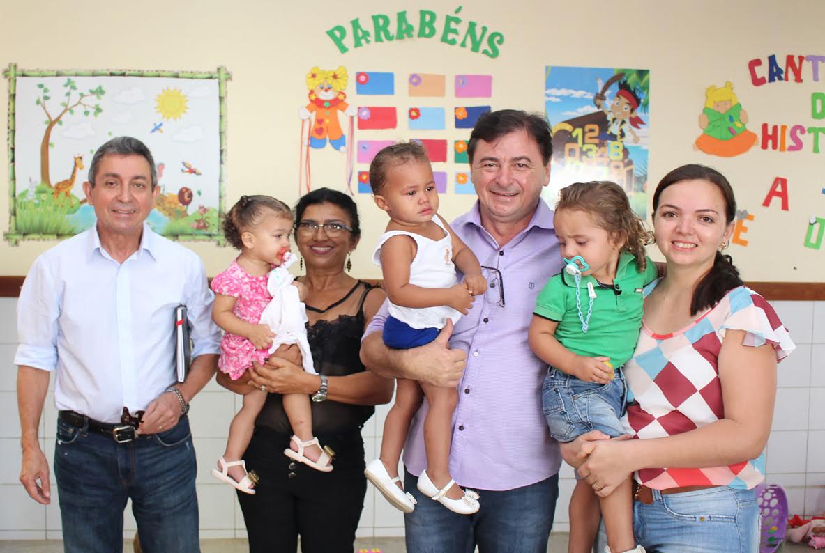 O prefeito Zé Helder e o secretário de Educação, Paulo Danúbio, visitaram escolas na volta às aulas