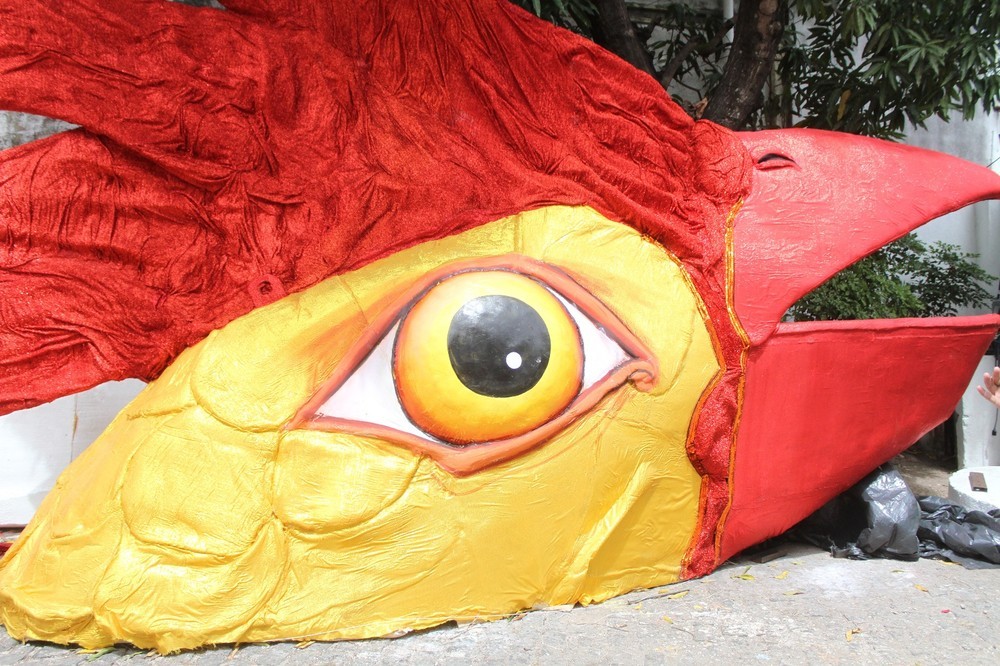 Vândalos jogam tinta e tentam atear fogo no galo gigante do carnaval do Recife