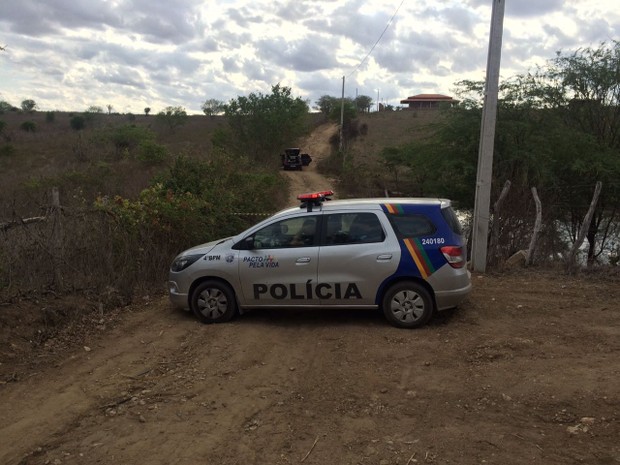 Dois corpos são encontrados dentro de um carro em Caruaru, no Agreste