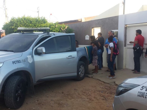 Jovem é assassinado dentro de casa e avó é atingida por tiro em Petrolina, PE