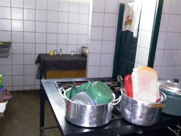 Banheiro vira cozinha em escola para crianças no Piauí, denunciam pais