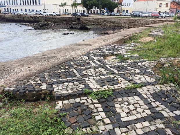Maré destrói calçadão e cais no Centro Histórico de São Luís