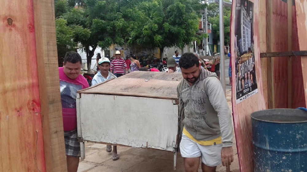 Vendedores ambulantes do camelodromo do Crato se mudam para Praça da Prefeitura