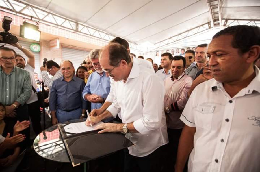 Crato: Prefeito Zé Ailton Brasil assina ordem de serviço de quadra esportiva na comida do Gesso