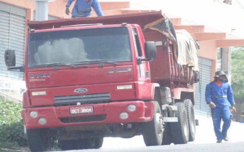 Prefeito de Tauá aluga o próprio caminhão para prestar serviço de limpeza no município