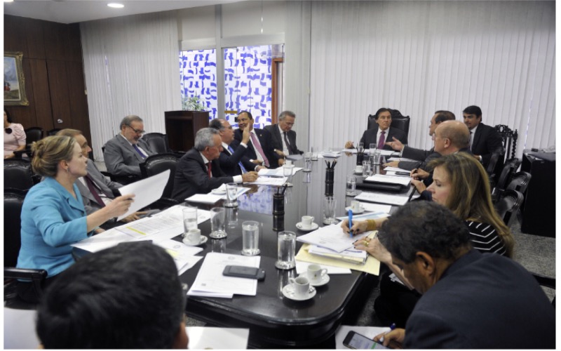 Eunício coloca em pauta projeto que proíbe limite a internet banda larga fixa