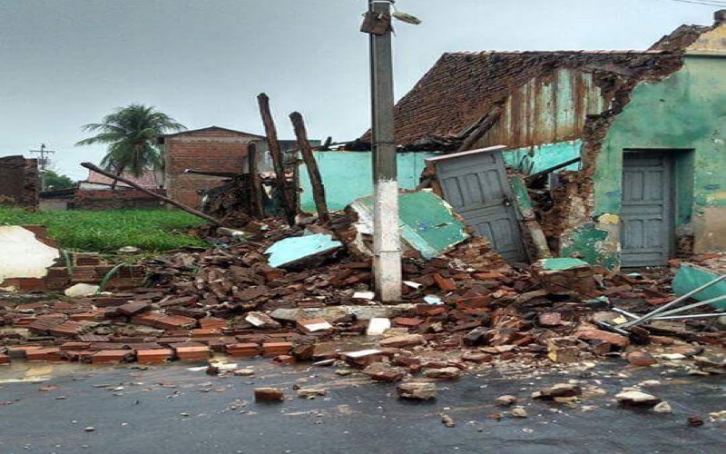 Casa desaba em Assaré devido às fortes chuvas