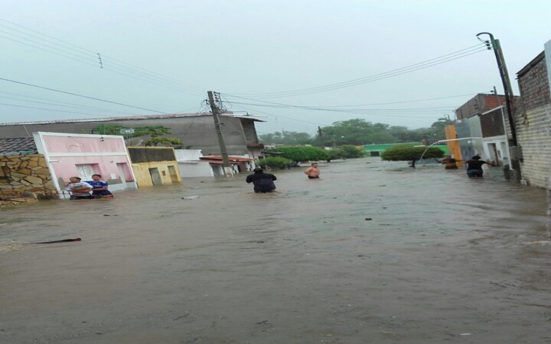 Assaré – Chuva forte rompe açude e deixa casas e ruas alagadas