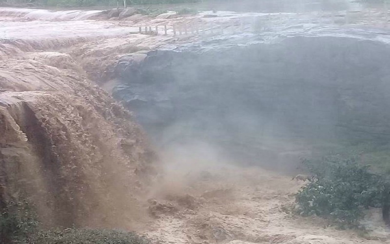 Cachoeira de Missão Velha volta a jorrar após chuvas no Ceará