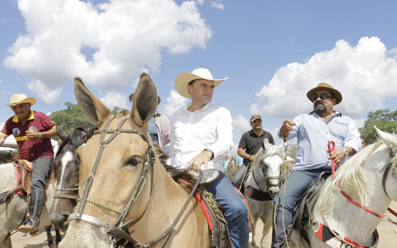 Fernando Santana participa da cavalgada da Festa do Piqui, em Jardim