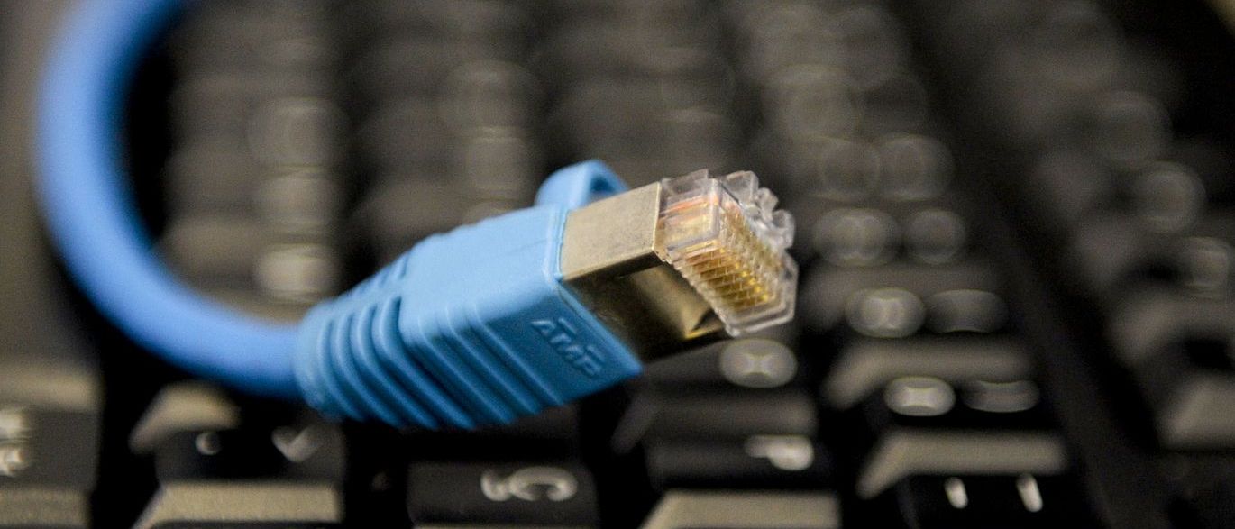 Consumidores devem ficar atentos a planos de internet fixa com limite