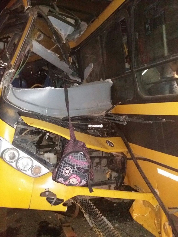 Colisão entre ônibus escolares deixa mortos e feridos no interior de Alagoas