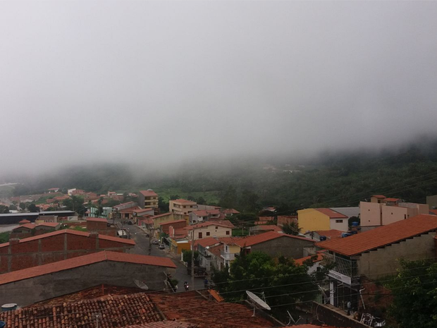 Sexta-feira deve ser de chuva forte, raios e vendaval no Ceará, alerta Inpe