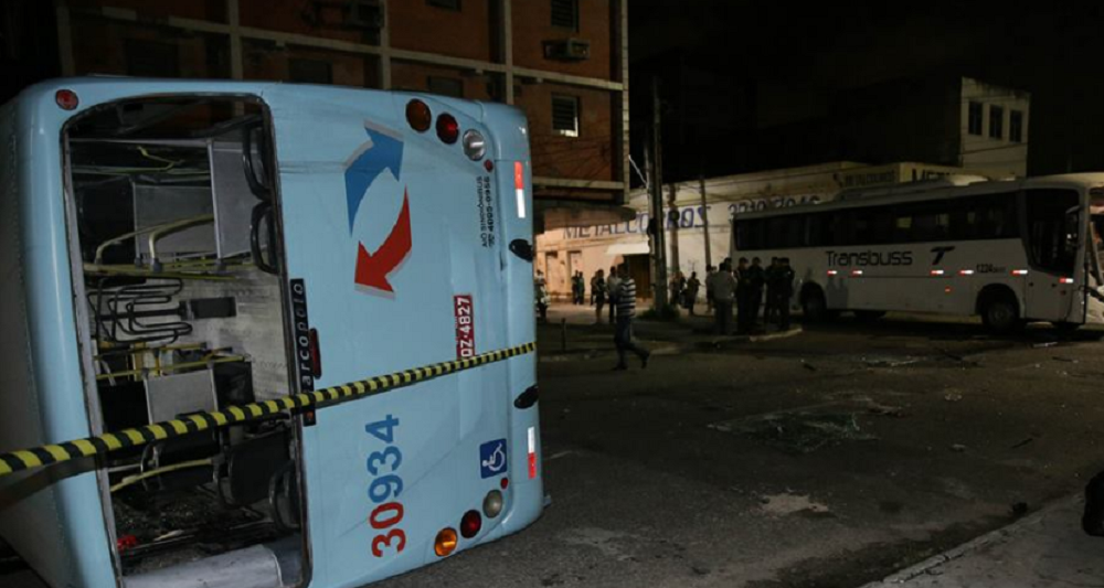Colisão entre dois ônibus deixa várias pessoas feridas no Centro de Fortaleza