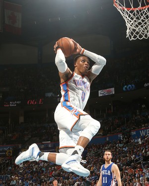 Westbrook faz 35º triplo-duplo, ainda sonha com recorde, e OKC bate 76ers