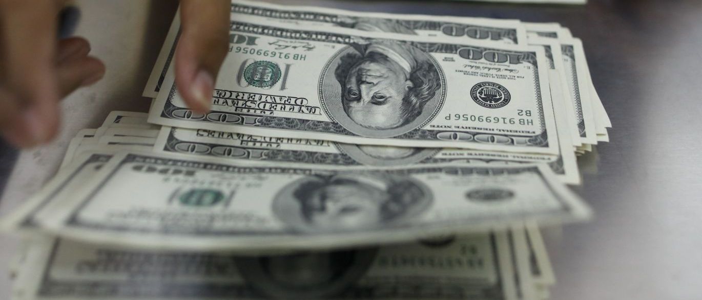 Dólar sobe 1,6%, a R$ 3,17, com dados fortes nos EUA; Bolsa cai 1,56%