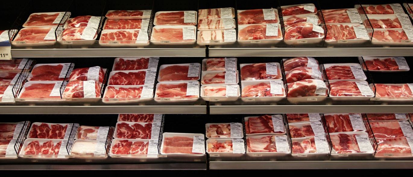 Anvisa proíbe restaurantes de usar carne de 3 frigoríficos investigados