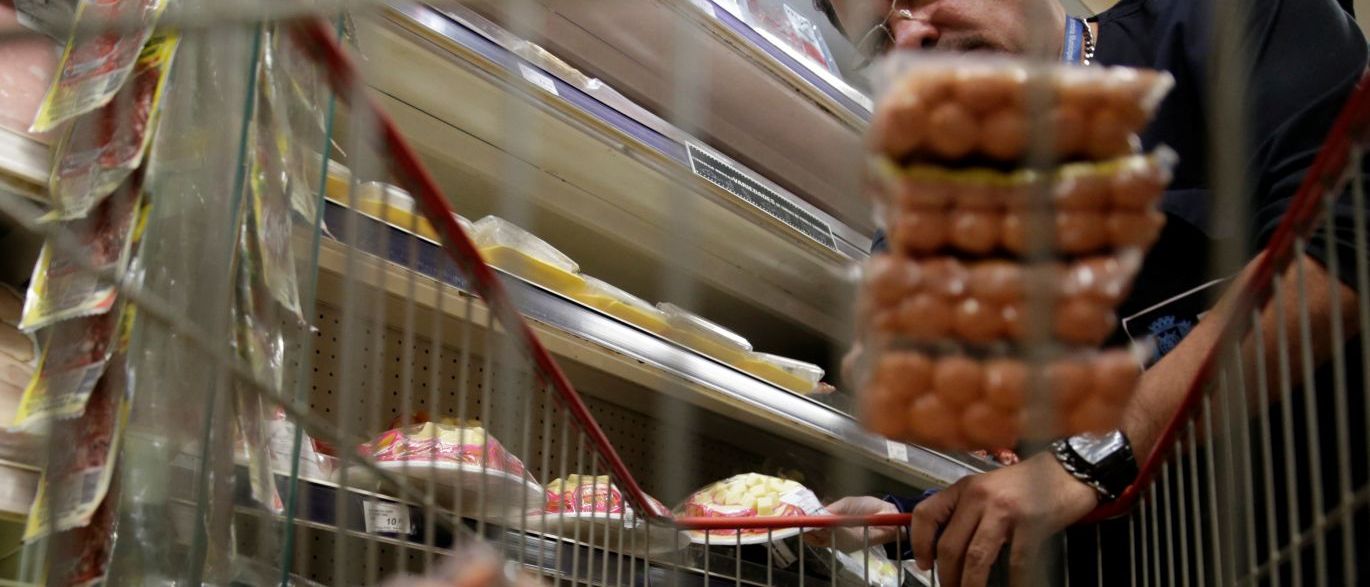 Mercados suspendem venda de produtos de empresas investigadas