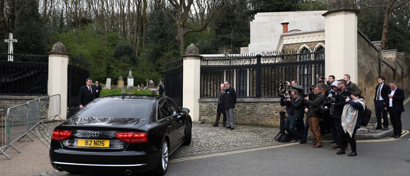 Após 3 meses da morte de George Michael, funeral é realizado