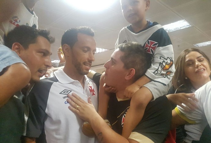 Eurico puxa Casaca, e torcida faz festa para jogadores do Vasco em Brasília