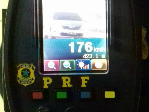 PRF flagra motoristas a mais de 170 km/h na volta do carnaval no Ceará