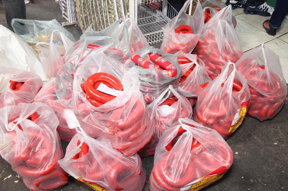 Fiscalização apreende mais de 450 quilos de carnes, queijos e outros produtos irregulares no Recife