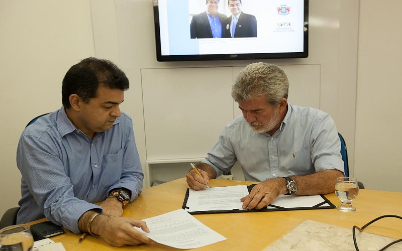Prefeito Arnon Bezerra assina termo de filiação das Cidades Inteligentes e Humanas