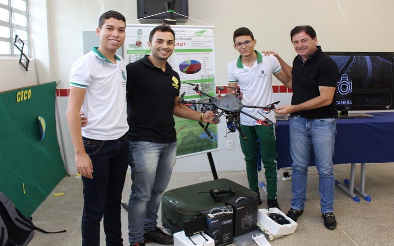 Várzea Alegre – Prefeito Zé Helder conhece projeto de alunos que usa drone no combate ao aedes aegypti