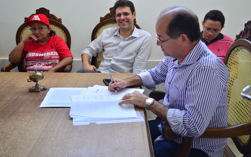 Prefeito do Crato se reúne com sindicato dos servidores municipais e apresenta Projeto de Lei e calendário de pagamento