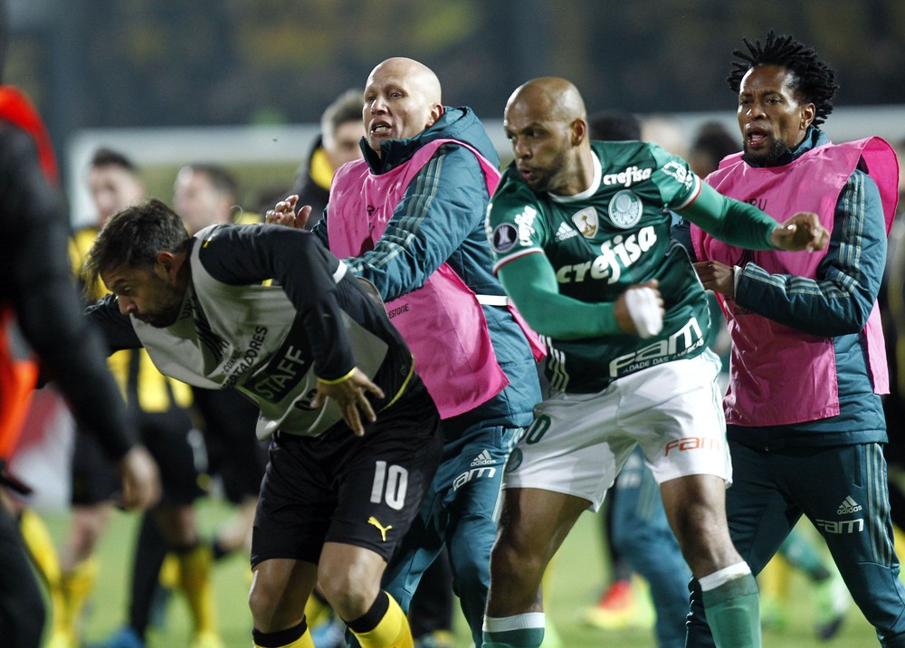 Conmebol suspende Felipe Melo provisoriamente por três jogos