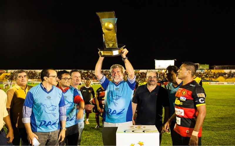 Prefeito Arnon Bezerra entrega Taça de Campeão do Interior ao Guarani