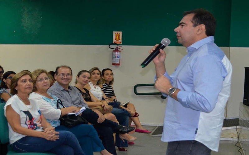 Prefeito Zé Ailton participa de encontro com o Secretário Idilvan Alencar e com profissionais do Educação em Crato